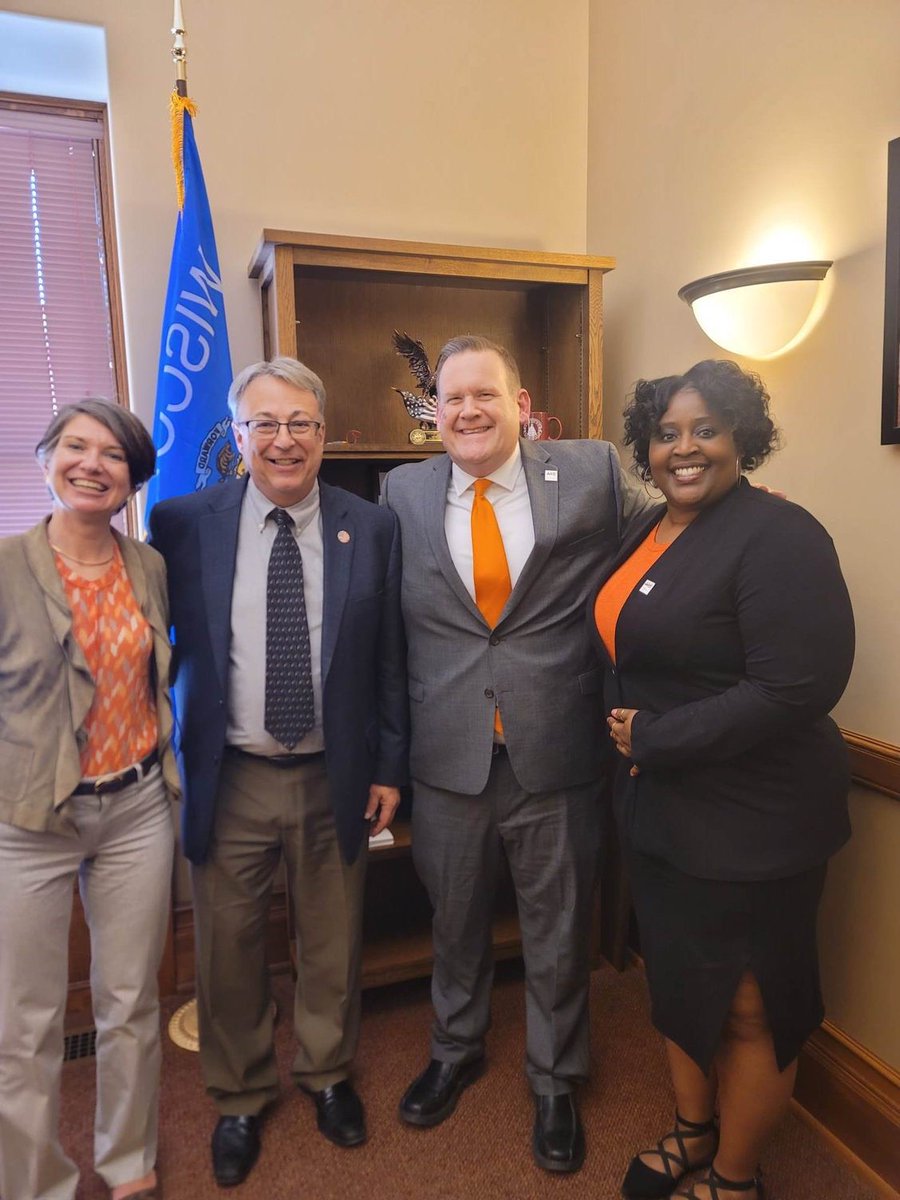 WorkingtoEndMS's tweet photo. Thank Rep. Michalski for featuring #WI #MSActivists in your newsletter and for meeting us on #MSStateActionDay. Please support #AllCopaysCount https://t.co/H6gXSc93Pz