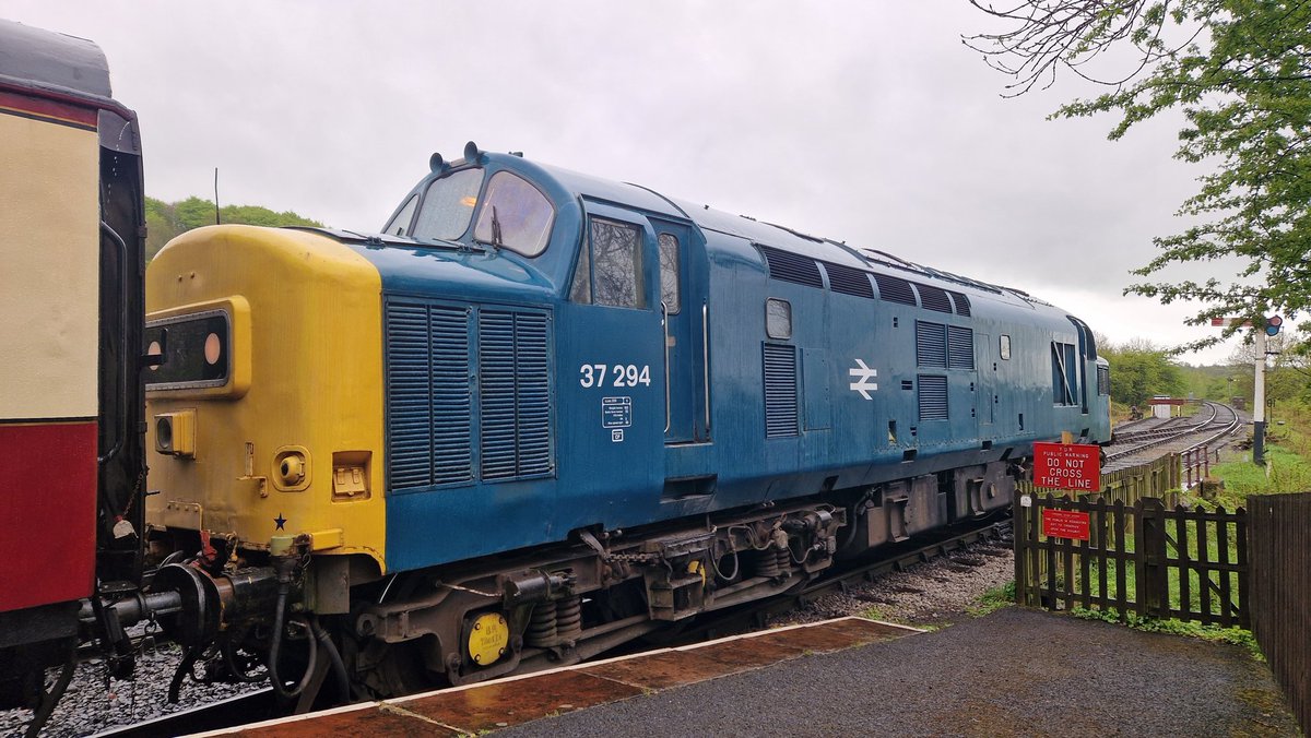 Theintercityhst's tweet photo. Top day out at Embsay today! Dusted the cobwebs off the red pen for 20110. Good to see a few familiar faces again 😁 #class37 #class20 #Embsay #Boltonabbey #preservation https://t.co/2DJ85yIwrS