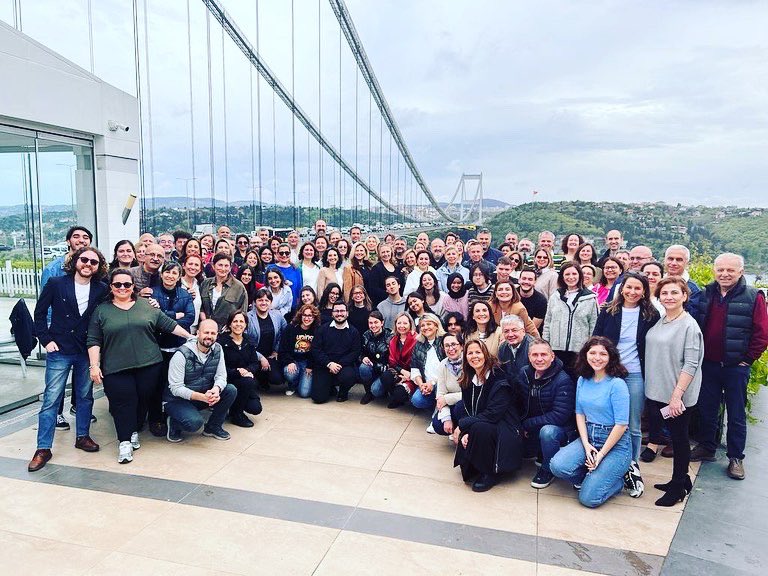 AFSTurkiye's tweet image. ✨AFS Türkiye ailesi genişliyor! 

Programlarının sonuna yaklaşan AFS’li öğrencilerimizin aileleri ve ülkemizde öğrenci konuk eden gönüllü ailelerimizle Adana, Ankara, Bursa, İstanbul ve İzmir’de düzenlediğimiz kahvaltılarda bir araya geldik.

 #afseffect #afsprograms