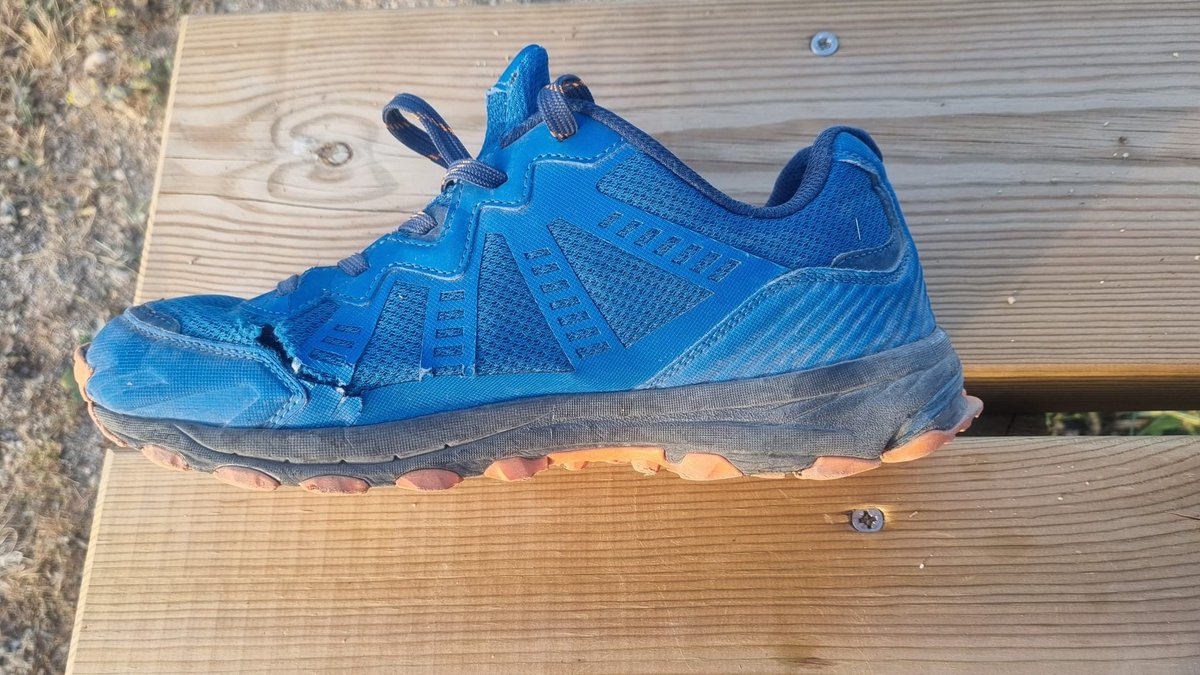 DanielSenda's tweet photo. Análisis de las #zapatillas #MountainPro modelo #Summit con apenas 10 meses de uso y unos pocos cientos de km el desgaste desmesurado de este modelo es preocupante, destacamos el confort que ofrecen. Animamos a @elcorteingles a mejorar la calidad de este modelo, gracias. https://t.co/AqF3Bzo5Sx