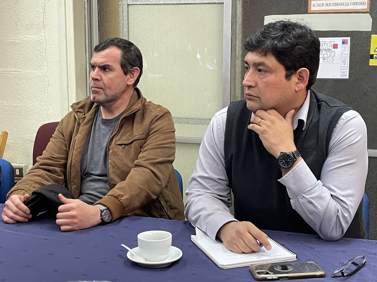 SenameOhiggins's tweet photo. [AHORA] Director Nacional Rachid Alay de visita en #OHiggins, en reunión con dirigentes gremiales de #Afuse, #Artrase y #Antrase para intercambiar visiones del trabajo que se desarrolla en región con jóvenes en reinserción social https://t.co/DNVm3z5KaD