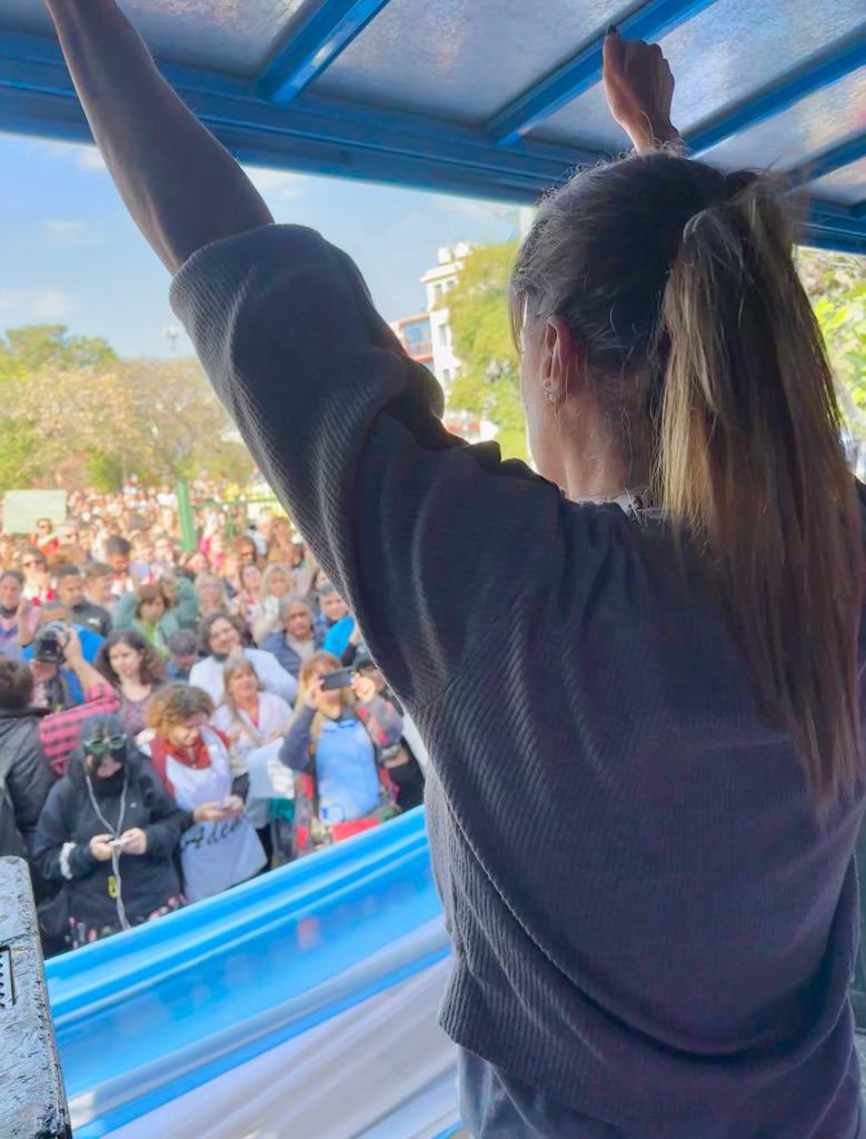 karinacostaguta's tweet photo. Las/os docentes de CABA exigimos respeto y resguardo por nuestra profesión y por nuestra elección y convicción de defender todos los días los derechos de las infancias y juventudes. Con miedo no se puede enseñar. Con miedo no se puede aprender. https://t.co/gzP1mzrOoC