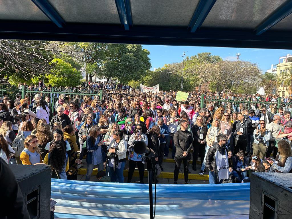 karinacostaguta's tweet photo. Las/os docentes de CABA exigimos respeto y resguardo por nuestra profesión y por nuestra elección y convicción de defender todos los días los derechos de las infancias y juventudes. Con miedo no se puede enseñar. Con miedo no se puede aprender. https://t.co/gzP1mzrOoC