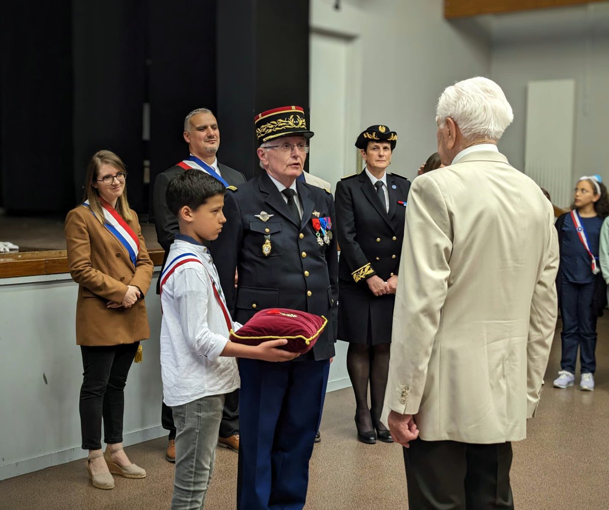 A cette occasion, la croix d'officier de la Légion d'honneur a été remise à M. Arthur Mettler âgé de 96 ans. 
👉 Engagé à 17 ans et demi, A. Mettler a combattu durant la campagne d'Alsace, puis en Indochine et en Algérie.