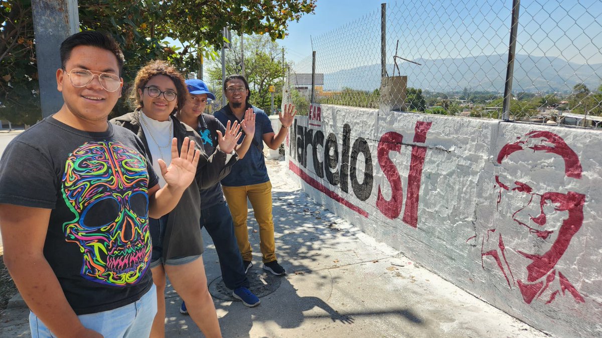 mpjoaxaca's tweet photo. En #Oaxaca las y los #jóvenes pintaron bardas en la zona céntrica de la ciudad como una muestra de apoyo a #MarceloEbrard quien, para la mayoría, es su preferido para asumir la presidencia de la república mexicana. https://t.co/x2QwJpxFBI