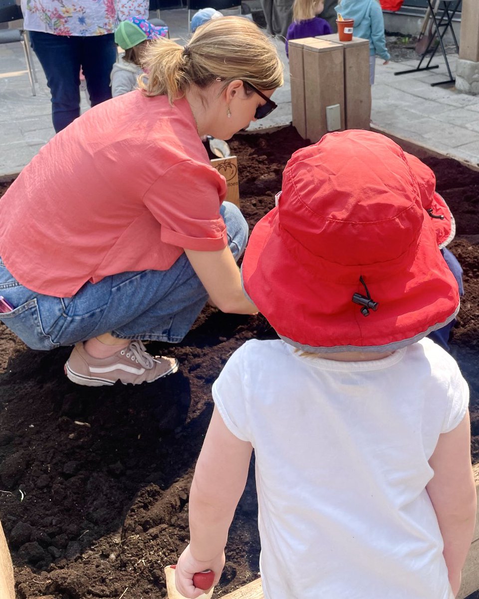 OldOttSouth's tweet photo. 🌻🌷🍓 We had a blast gardening with our community at the Firehall! People of all ages came out to help us, and we enjoyed great weather, live music, and yummy treats! 🌞🎶#CommunityGardening #FirehallFun #LiveMusic #GoodWeather #YummyTreats https://t.co/wBTFDrourb