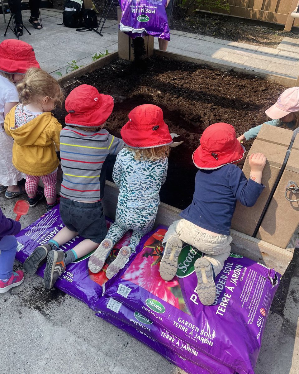 OldOttSouth's tweet photo. 🌻🌷🍓 We had a blast gardening with our community at the Firehall! People of all ages came out to help us, and we enjoyed great weather, live music, and yummy treats! 🌞🎶#CommunityGardening #FirehallFun #LiveMusic #GoodWeather #YummyTreats https://t.co/wBTFDrourb