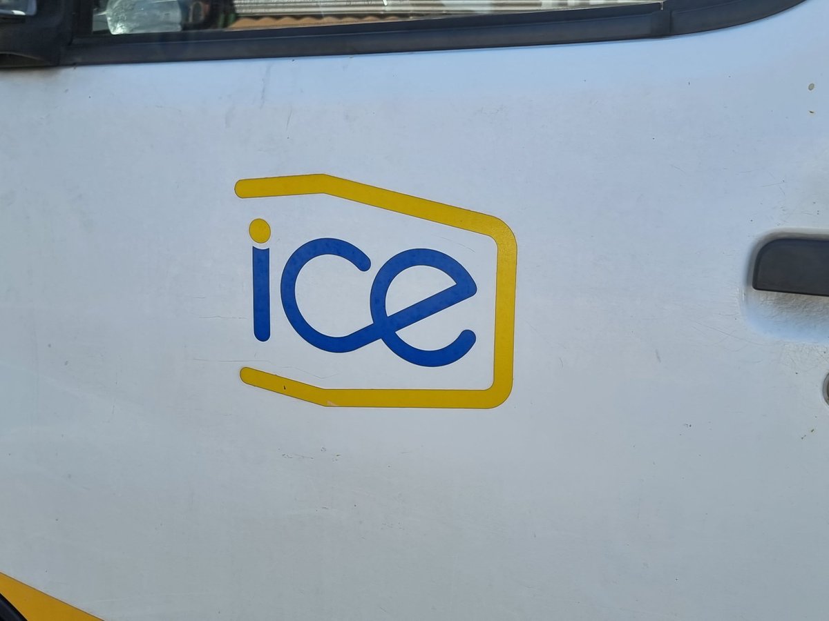 mprcdc's tweet image. El tico no se da cuenta que hay instituciones invaluables, este señor a medio dia en un techo!!
Que valioso el ICE, AYA, CCSS.
Ellos si se comen la bronca!!!