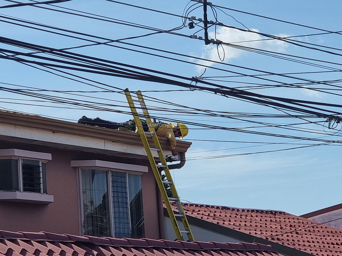 mprcdc's tweet image. El tico no se da cuenta que hay instituciones invaluables, este señor a medio dia en un techo!!
Que valioso el ICE, AYA, CCSS.
Ellos si se comen la bronca!!!