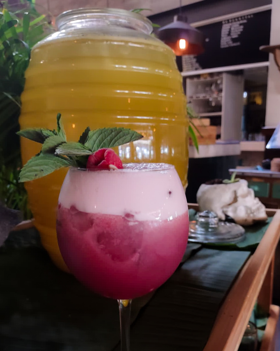 Mamá: hoy no tenemos para ti un poema o un collar hecho de sopa, pero sí un Mezcal Sour; el cocktail que vas a amar, tanto como nosotros a ti. 
¡Feliz Día de las madres! <a href="/mezcalunion/">Mezcal Unión</a>