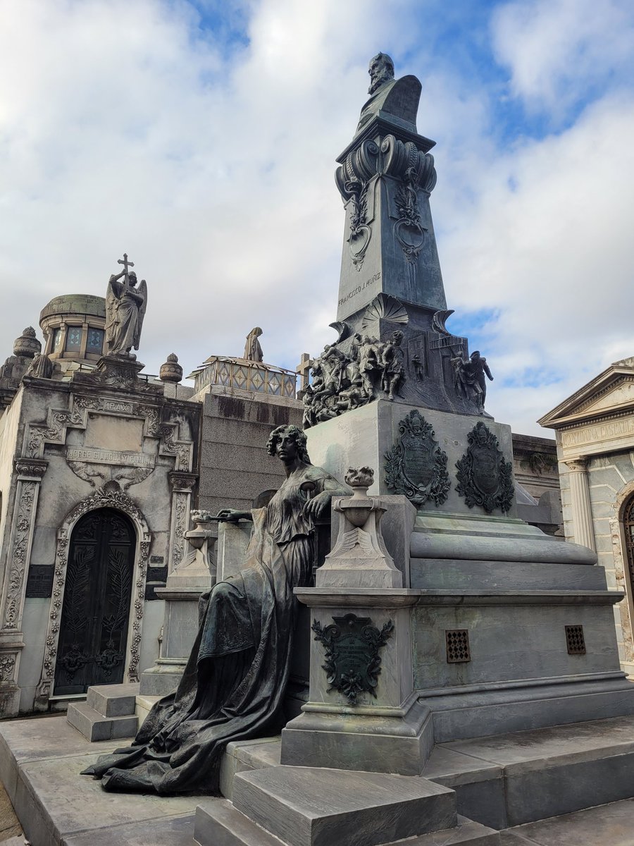 Ayer me di una vuelta por el cementerio de Recoleta... abro hilo con algunas curiosidades 👇⚰️