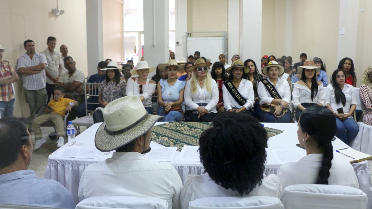 PuebloMontubioE's tweet image. En Machala// En presencia de autoridades de la provincia, Presidentes de organizaciones campesinas y autodefinidos Montubios fué electo y posicionado como presidente de #PuebloMontubioElOro el Sr. #MauricioOrtiz @mauritzio1511 con respaldo unánime.

#PuebloMontubioEcuador