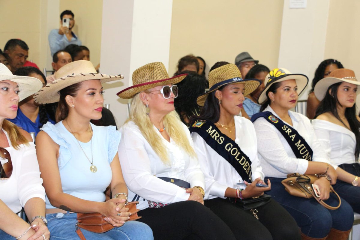 PuebloMontubioE's tweet image. En Machala// En presencia de autoridades de la provincia, Presidentes de organizaciones campesinas y autodefinidos Montubios fué electo y posicionado como presidente de #PuebloMontubioElOro el Sr. #MauricioOrtiz @mauritzio1511 con respaldo unánime.

#PuebloMontubioEcuador