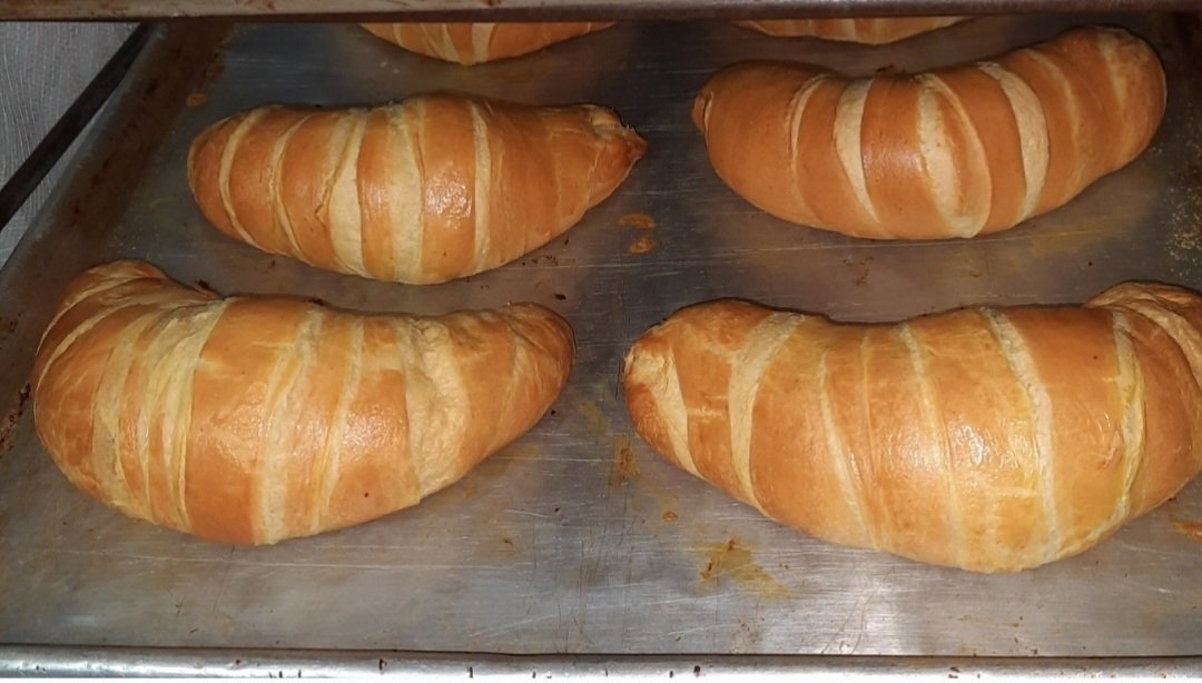 dica7810's tweet photo. Le presento dos de los productos q vendemos en nuestra panadería, un pequeño emprendimiento. El de el lado izquierdo es un delicioso hawaiano y el de el lado izquierdo es un sabroso Croissant. Ambos con delicioso jamón y queso a solo 1.500 pesos y nos deja una utilidad razonable. https://t.co/hrvSqsWvjx