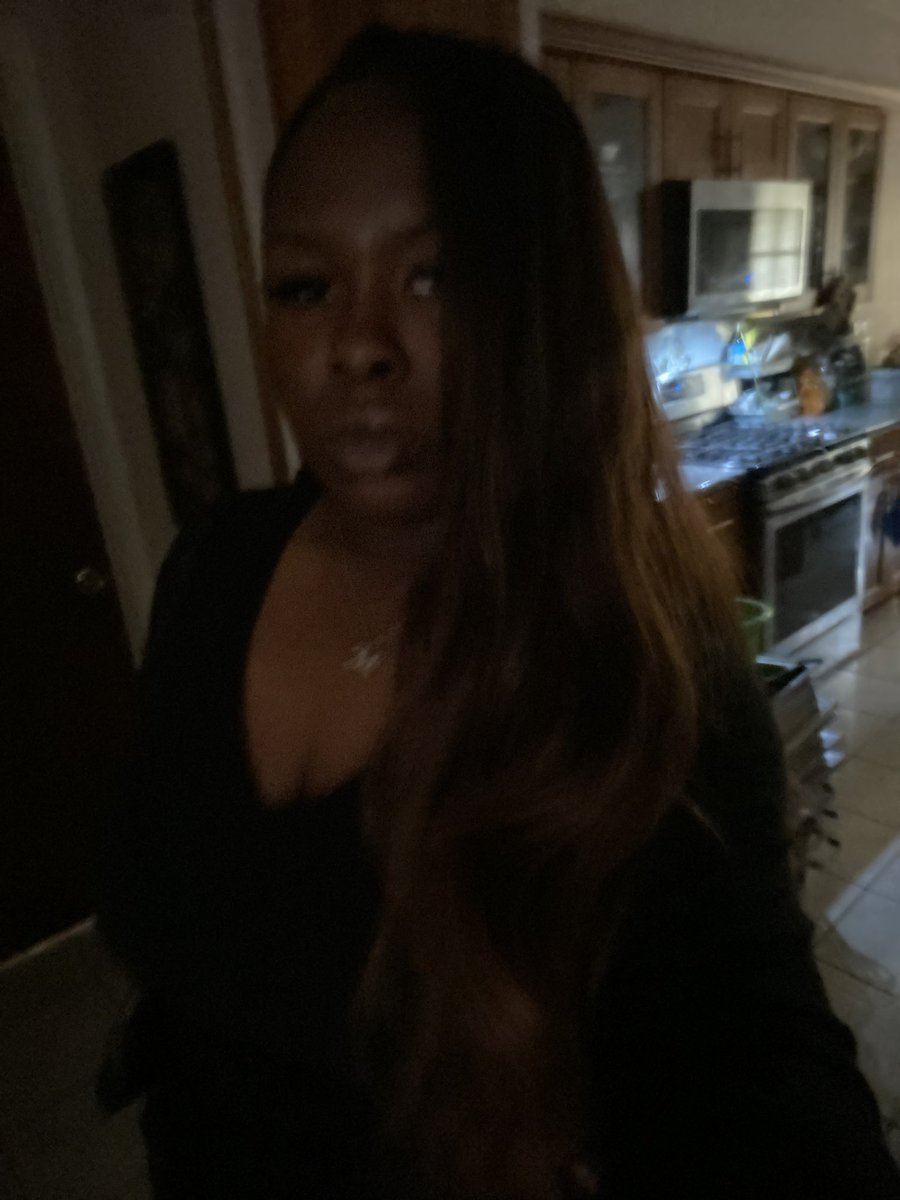 MoniqueO30's tweet photo. low light selfies >>> https://t.co/YQpUUa5CQL
