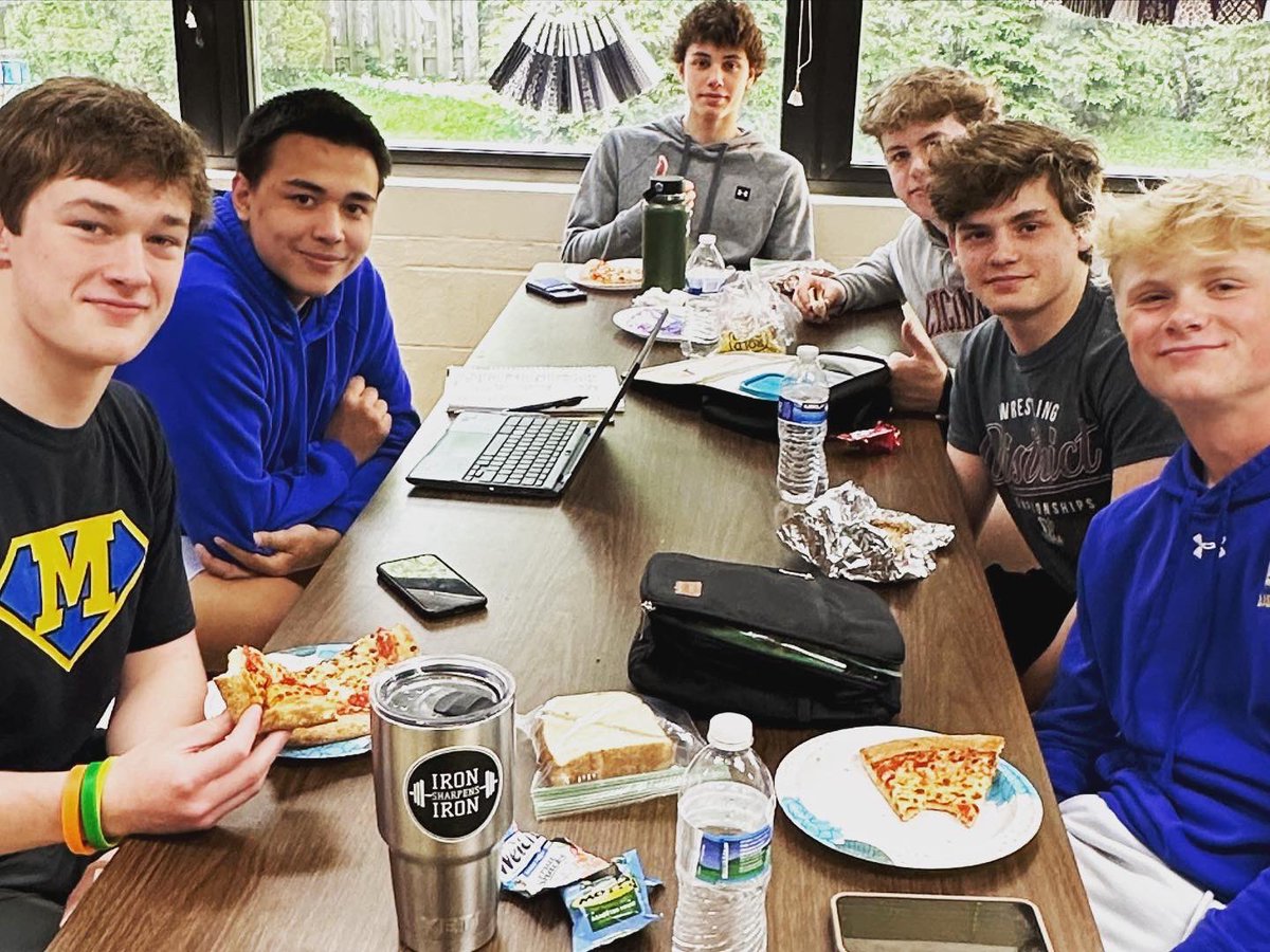 MrsE_MHS's tweet photo. Pizzzzzzzza before their AP test today! They have all worked hard leading up to this day! 🍕🍕  @MadeiraSchools @codeorg https://t.co/1MBEEAuw7H