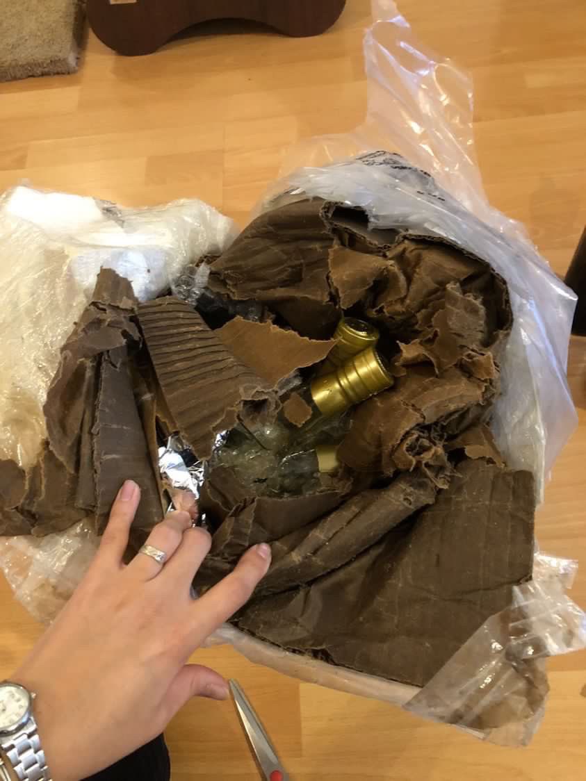 fededelaloyeok's tweet photo. Armas tu emprendimiento con todo el esfuerzo del mundo. Te empieza a ir bien, te haces conocido y vendes tu primer paquete afuera de la provincia. Así llegó nuestro envío 0001 de Pardalis a Villa Ballester, por culpa de los hijos de re mil puta de @CorreoOficialSA. Háganse cargo. https://t.co/fV1U64yWyS