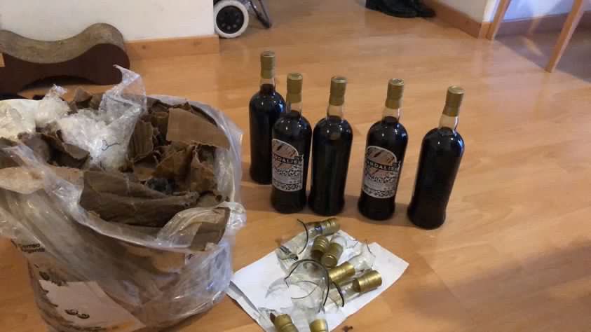 fededelaloyeok's tweet photo. Armas tu emprendimiento con todo el esfuerzo del mundo. Te empieza a ir bien, te haces conocido y vendes tu primer paquete afuera de la provincia. Así llegó nuestro envío 0001 de Pardalis a Villa Ballester, por culpa de los hijos de re mil puta de @CorreoOficialSA. Háganse cargo. https://t.co/fV1U64yWyS