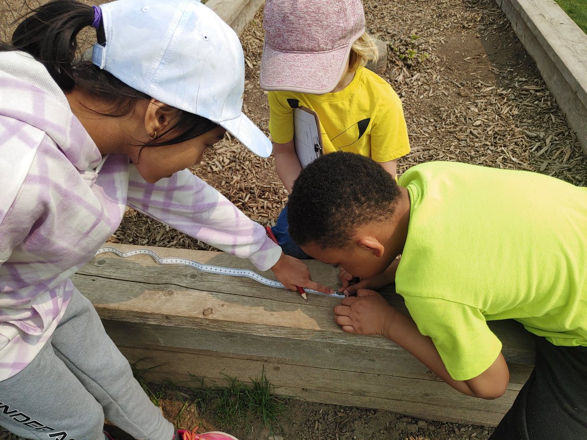 vwang001's tweet photo. Today during Kinder buddies we explored measuring outside. @MrsBeg24 and @mrs_scottocsb made a scavenger hunt and we had to use our measuring tapes to find items that matched that length! @StPhilipOCSB @OttCatholicSB #ocsb #ocsbkinder #ocsbMath https://t.co/302un9S60V