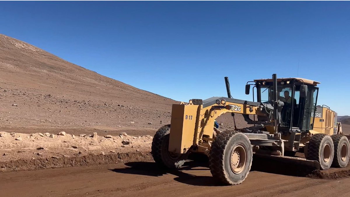 MOPAntofagasta's tweet photo. 🌙En #Antofagasta tenemos el cielo más despejado del mundo✨siendo un atractivo para la astronomía

Como MOP queremos conectar estos puntos estratégicos

🚜Por ello estamos pavimentando el camino a Cerro Ventarrones, un proyecto astronómico de @UCNorte con apoyo de gobierno Chino https://t.co/cifbXO3shW