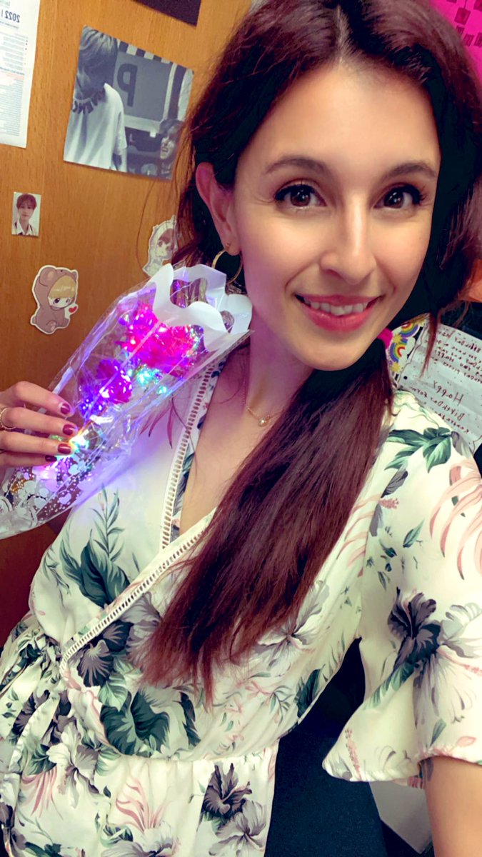 ViviVilla2389's tweet photo. One of my fourth grade Grizzlies got her teachers one of these beautiful roses 🌹 and she thought of me too! 🙌🏻🙌🏻 #winning I absolutely love it! #thepowerofUs #parapro https://t.co/J8833yS2nL