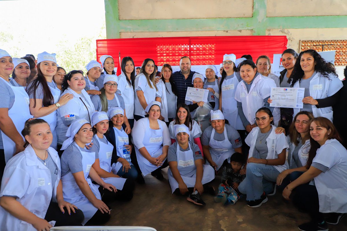 MarioSenadorPY's tweet photo. 325 mujeres de Coronel Oviedo recibieron certificación por cursos de emprendimiento y formación laboral en el marco de la gestión como ministro @MDSParaguay
Hoy nos tocó acompañar dicho acto, acompañando la gestión del Dr @CayoRCaceres @mongelospy y gobierno nacional @MaritoAbdo https://t.co/ReUE5FTTBB