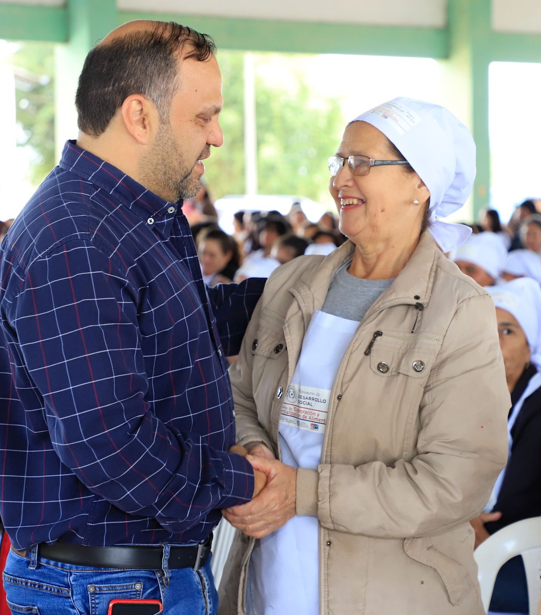 MarioSenadorPY's tweet photo. 325 mujeres de Coronel Oviedo recibieron certificación por cursos de emprendimiento y formación laboral en el marco de la gestión como ministro @MDSParaguay
Hoy nos tocó acompañar dicho acto, acompañando la gestión del Dr @CayoRCaceres @mongelospy y gobierno nacional @MaritoAbdo https://t.co/ReUE5FTTBB