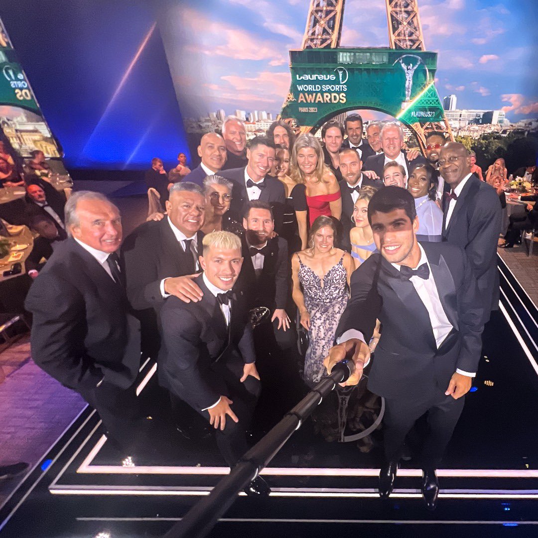 A winning selfie at the 2023 Laureus World Sports Awards 🤳 🏆 ✨

#Laureus23