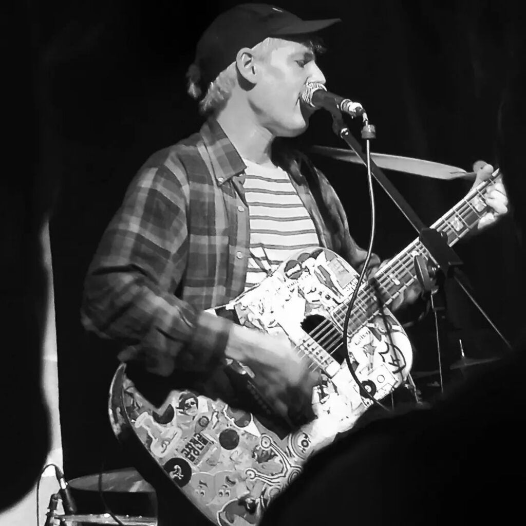 In Margate @whereelsespace watching @jeffreylewisband they were brilliant! Also support band The Starfish Men were really good too! 
#jeffreylewis #jeffreylewisandthevoltage #thestarfishmen #whereelse #margate instagr.am/p/Cr_4EVPqsd2/