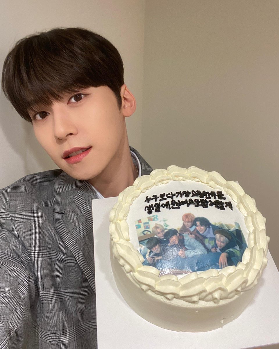 glttrbld's tweet photo. 🌕⠀·  [  GLITTƎЯ𝗕𝗟𝗢𝗢𝗗  ]   袖⠀ #GYUL⠀  :⠀ updɑte   ›   ⁦#𝐃𝗲ֺ︬𝕓υt໒ː𝟶𝟾𝟶𝟻⁩    ˖    ⁦#ℝęåd𝐲୭̥成为⁩   ˒

Al ⁦#𝕾ᤐ𝗲ֹ︩︪𝕖t𖤬盛宴⁩ de @twnkstw llegué con un pastel, pues si o si tenia que celebrar junto a estas nenas su debut y desearles de lo bueno lo mejor https://t.co/kZlJL9baIe