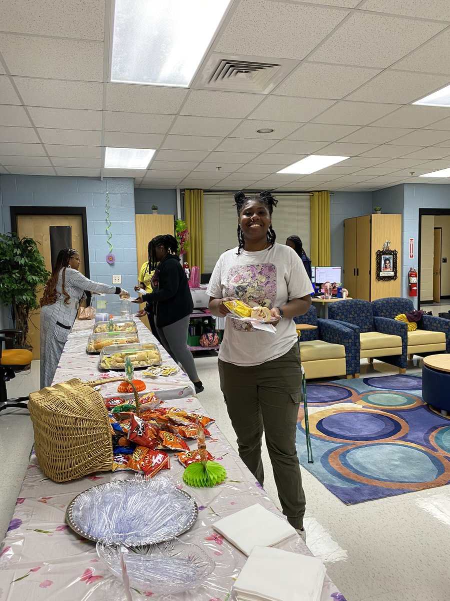 shantarawcrooks's tweet photo. We are back on The Energy Bus for Teacher Appreciation Week!!! We are GRATEFUL for our PHENOMENAL STAFF and all the sponsors that will make this week extra special!!! Thank you for all your hard work @FeldwoodES!!!! #proudprincipal 🙌🏽🙌🏽💙💛 https://t.co/W8VOisFjan
