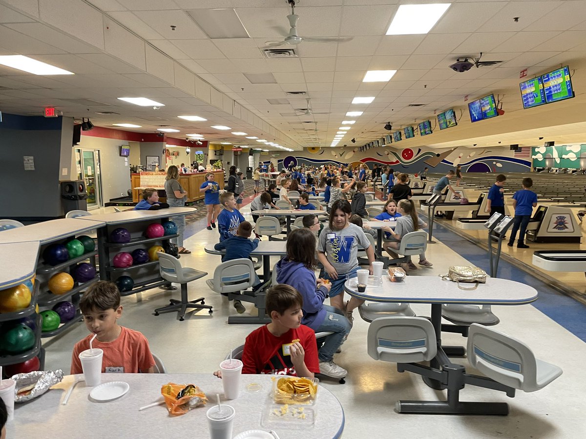 Harris 3rd grade had so much fun spending time with our new friends from Weston. Thank you to the Harris PTO for sponsoring this. Get ready, GIS.  We are sending you some special students soon!  🎳 <a href="/GIS_Principal/">Bronson Curtis</a> @WestonElem_Prin @GIS_AsstPrin <a href="/MrGilman_/">Corey Gilman</a> 

#HarrisHappenings #1GC