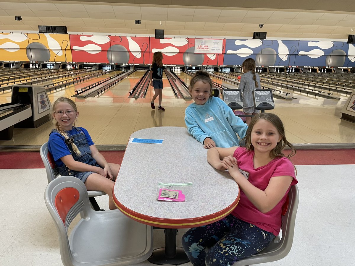 HarrisElem_Prin's tweet photo. Harris 3rd grade had so much fun spending time with our new friends from Weston. Thank you to the Harris PTO for sponsoring this. Get ready, GIS.  We are sending you some special students soon!  🎳 @GIS_Principal @WestonElem_Prin @GIS_AsstPrin @MrGilman_ 

#HarrisHappenings #1GC https://t.co/C7Xc1oAUgp