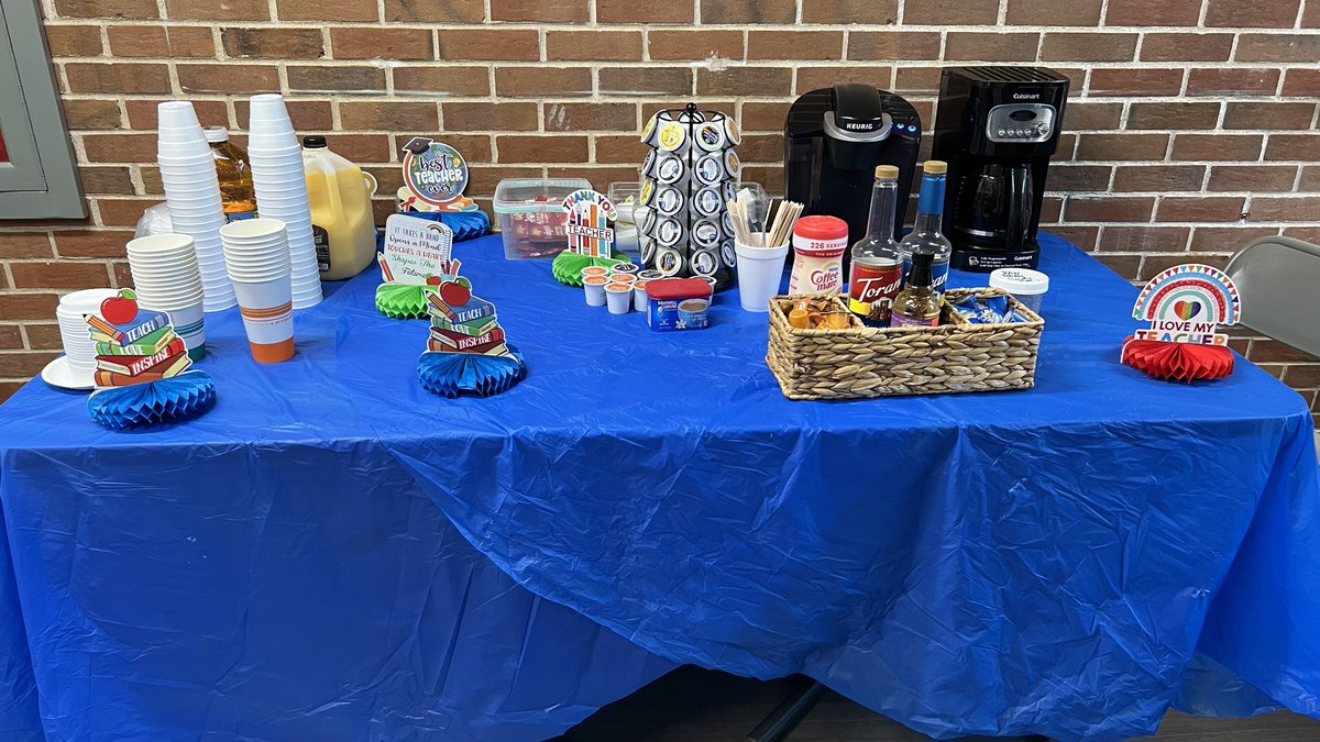 CompassHMC1's tweet photo. This morning, the Compass teachers enjoyed donuts and coffee in the teacher's lounge provided by LINC. THANK YOU! @HMC1Proud #TeacherAppreciationWeek #TeacherAppreciationWeek2023 #linc https://t.co/U5sWBJLzmd