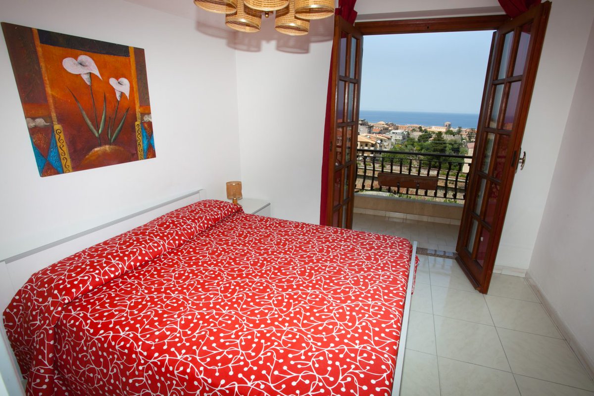 tropeabiz's tweet photo. Giugno a Tropea - Appartamenti per vacanze Gurnella, a 500 m. dal centro storico - https://t.co/Oe4rKomXOn https://t.co/rYiTEr2Pay