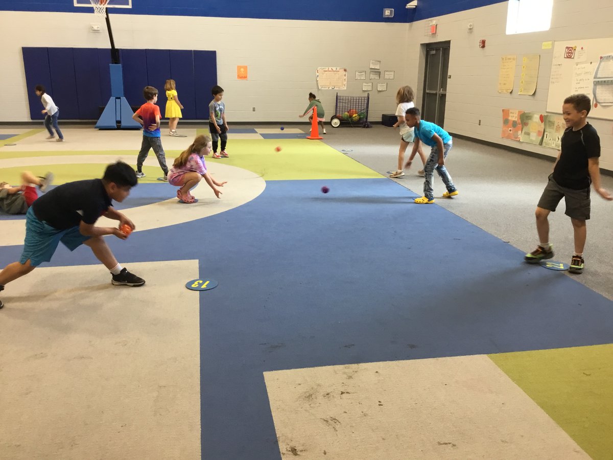 BlairFit4Life's tweet image. Movement Monday -We started class fielding ground balls with the alligator catch. We moved on to Bonker Ball - a mix between baseball and cricket. #PhysEd #ALLIN #skillpractice @BlairElementary
