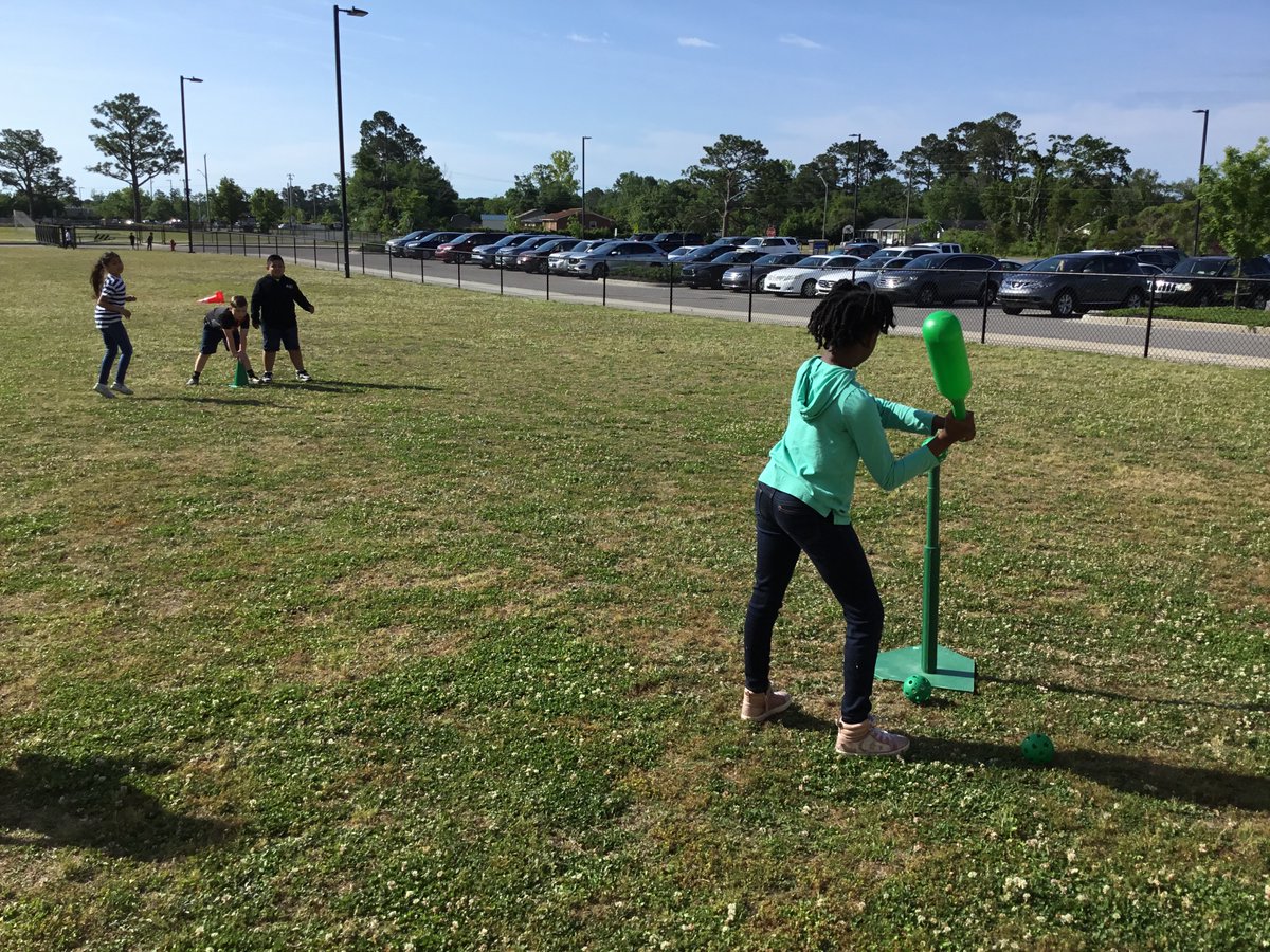BlairFit4Life's tweet image. Movement Monday -We started class fielding ground balls with the alligator catch. We moved on to Bonker Ball - a mix between baseball and cricket. #PhysEd #ALLIN #skillpractice @BlairElementary