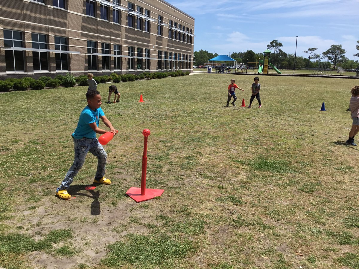 BlairFit4Life's tweet image. Movement Monday -We started class fielding ground balls with the alligator catch. We moved on to Bonker Ball - a mix between baseball and cricket. #PhysEd #ALLIN #skillpractice @BlairElementary