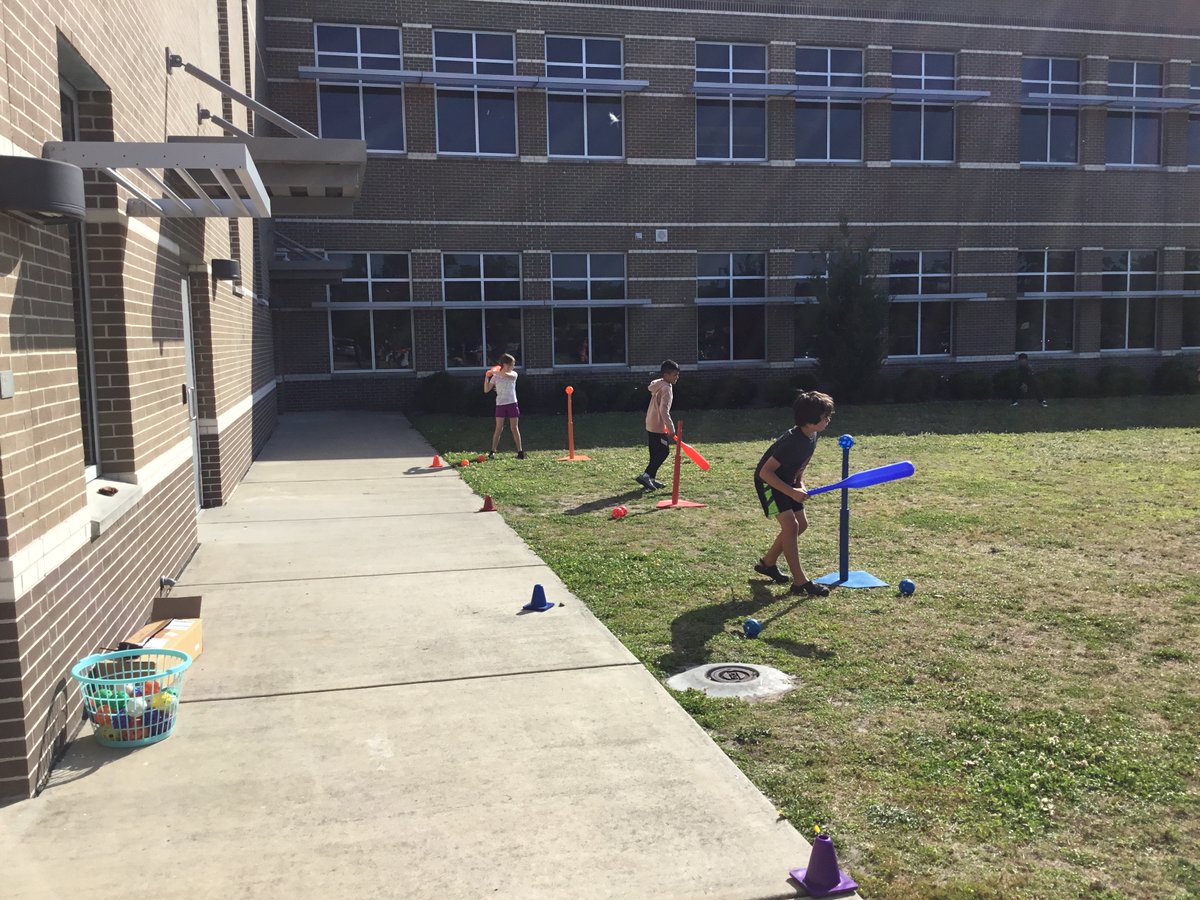 BlairFit4Life's tweet image. Movement Monday -We started class fielding ground balls with the alligator catch. We moved on to Bonker Ball - a mix between baseball and cricket. #PhysEd #ALLIN #skillpractice @BlairElementary