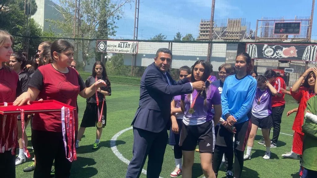 mtal_nene's tweet photo. Kız futbol takımımız Kaymakamlık Kupası şampiyonu oldu. Ne kadar gurur duysak az...@ilce_mem @izmirliogretmen @MetinEnder35 @onegicemil https://t.co/UTVv3qsD0f