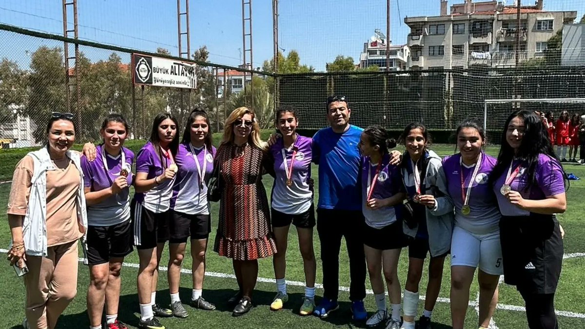 mtal_nene's tweet photo. Kız futbol takımımız Kaymakamlık Kupası şampiyonu oldu. Ne kadar gurur duysak az...@ilce_mem @izmirliogretmen @MetinEnder35 @onegicemil https://t.co/UTVv3qsD0f