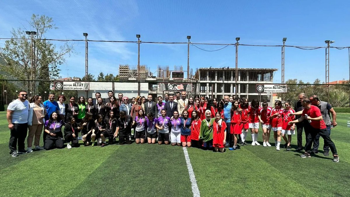 mtal_nene's tweet photo. Kız futbol takımımız Kaymakamlık Kupası şampiyonu oldu. Ne kadar gurur duysak az...@ilce_mem @izmirliogretmen @MetinEnder35 @onegicemil https://t.co/UTVv3qsD0f