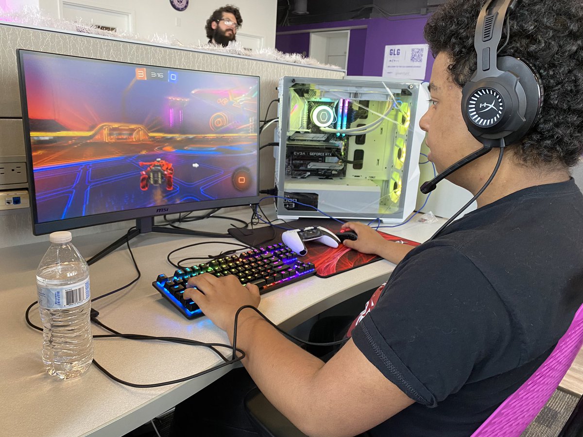 LosonROC's tweet photo. ESPORTS LOADING: @RCSDMonroe Lower students took a trip to @GLGamingLounges to test their @RocketLeague skills! @RCSDNYS #eSports #JewelOfTheCity https://t.co/lPE1mtxA7S