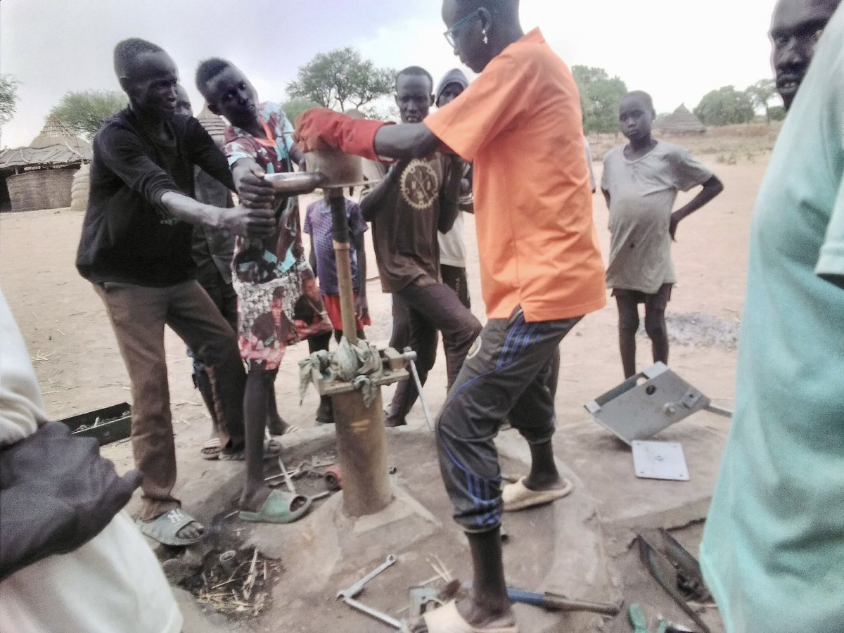OneHeart1Lif3's tweet image. RT waterisbasic "While the new graduates are up and running, repairing wells in Aweil, our current women-led well-repair teams continue work in Warrap State at a steady pace!

#womenandwater #waterisbasic https://t.co/sfGNnxYN9z"