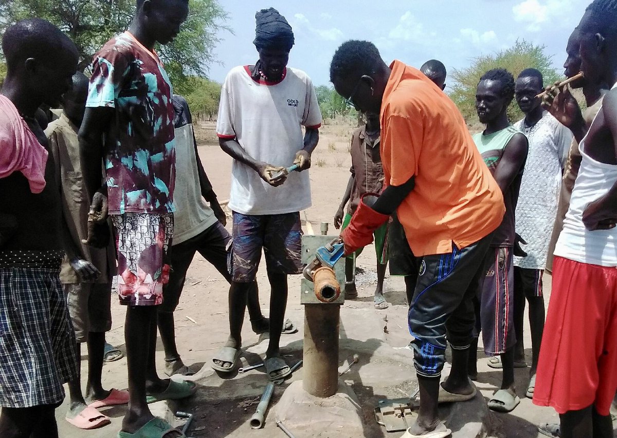 OneHeart1Lif3's tweet image. RT waterisbasic "While the new graduates are up and running, repairing wells in Aweil, our current women-led well-repair teams continue work in Warrap State at a steady pace!

#womenandwater #waterisbasic https://t.co/sfGNnxYN9z"