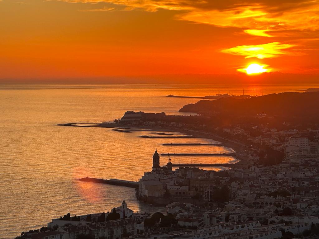 🔴 Drop something Red from your gallery.