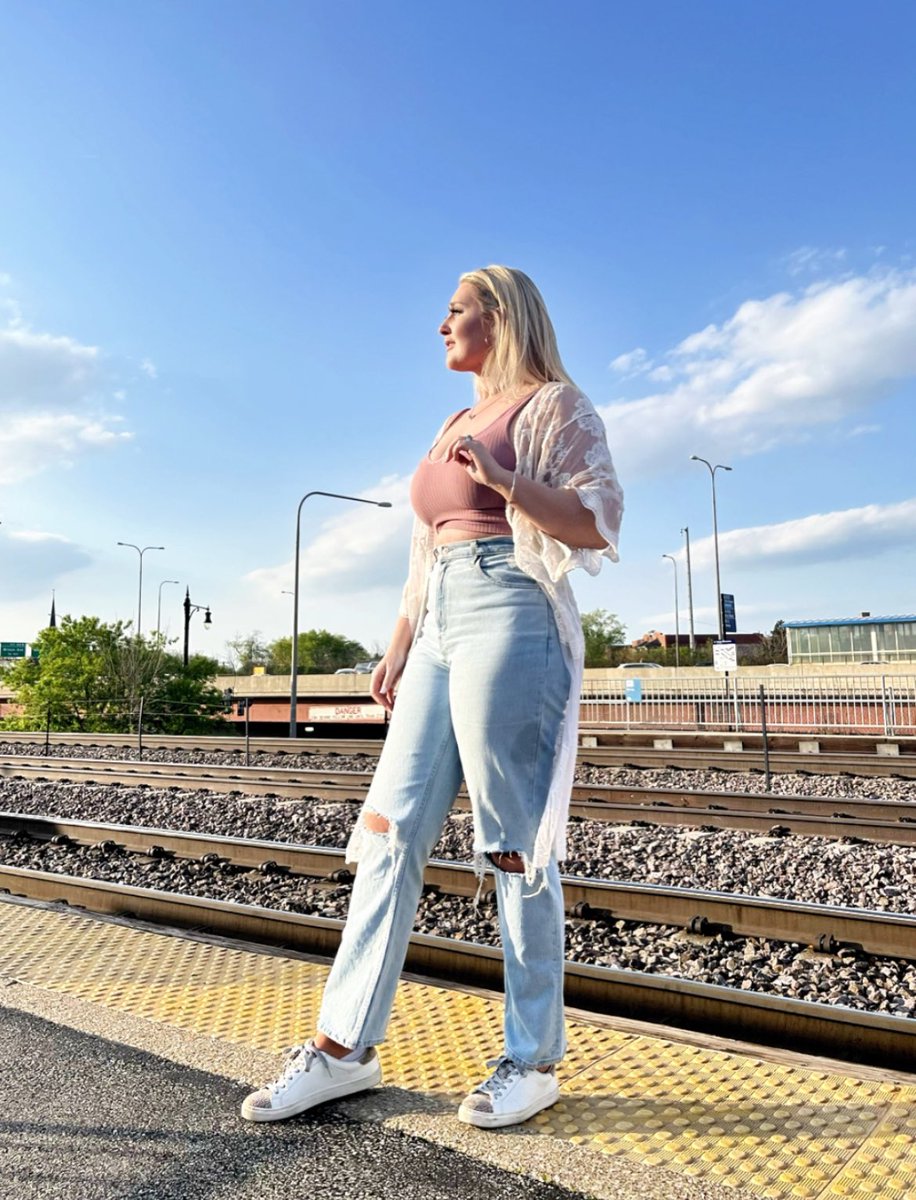 Caitlin__Kohl's tweet image. Looking for the train 🚆 

#midsize #midsizefashioninspiration #midsizestyle #size12 #size14 @Abercrombie #blonde #tallgirlsclub #ugc #ugccreator
