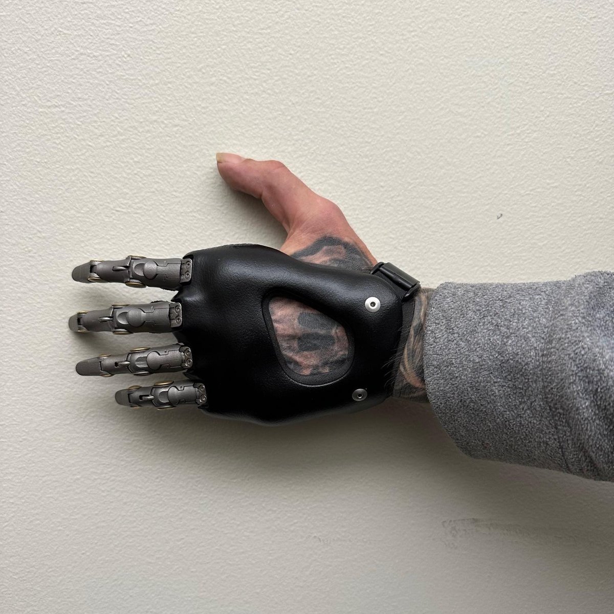 _pointdesigns_'s tweet photo. Fabricated by Point Designs, this prosthesis has four Point Digit prosthetic fingers, a black 3D printed nylon frame, and a black silicone liner. 

#pointdesignsfabrication #pointdesigns #pointdigit #pointdigitmini #prosthetics #oandp #amputee #fingerpower https://t.co/h0cdWOVtbQ