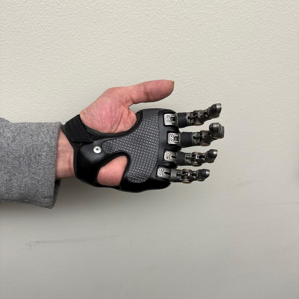 _pointdesigns_'s tweet photo. Fabricated by Point Designs, this prosthesis has four Point Digit prosthetic fingers, a black 3D printed nylon frame, and a black silicone liner. 

#pointdesignsfabrication #pointdesigns #pointdigit #pointdigitmini #prosthetics #oandp #amputee #fingerpower https://t.co/h0cdWOVtbQ