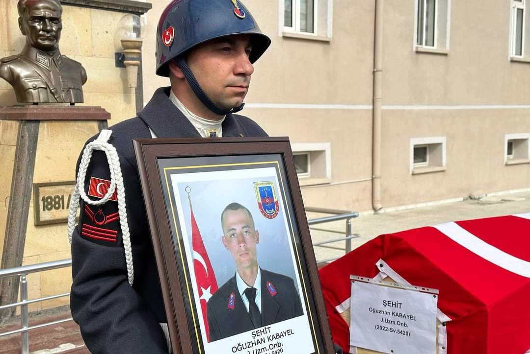 TRAFİK KAZASI SONUCU ŞEHİT OLAN NEVŞEHİR JANDARMA AT VE KÖPEK EĞİTİM MERKEZİ KOMUTANLIĞI'NDA GÖREVLİ JANDARMA UZMAN ÇAVUŞ OĞUZHAN KABAYEL(21) ŞEHİT OLDU. ŞEHİDİMİZİN MEKANI CENNET OLSUN🇹🇷